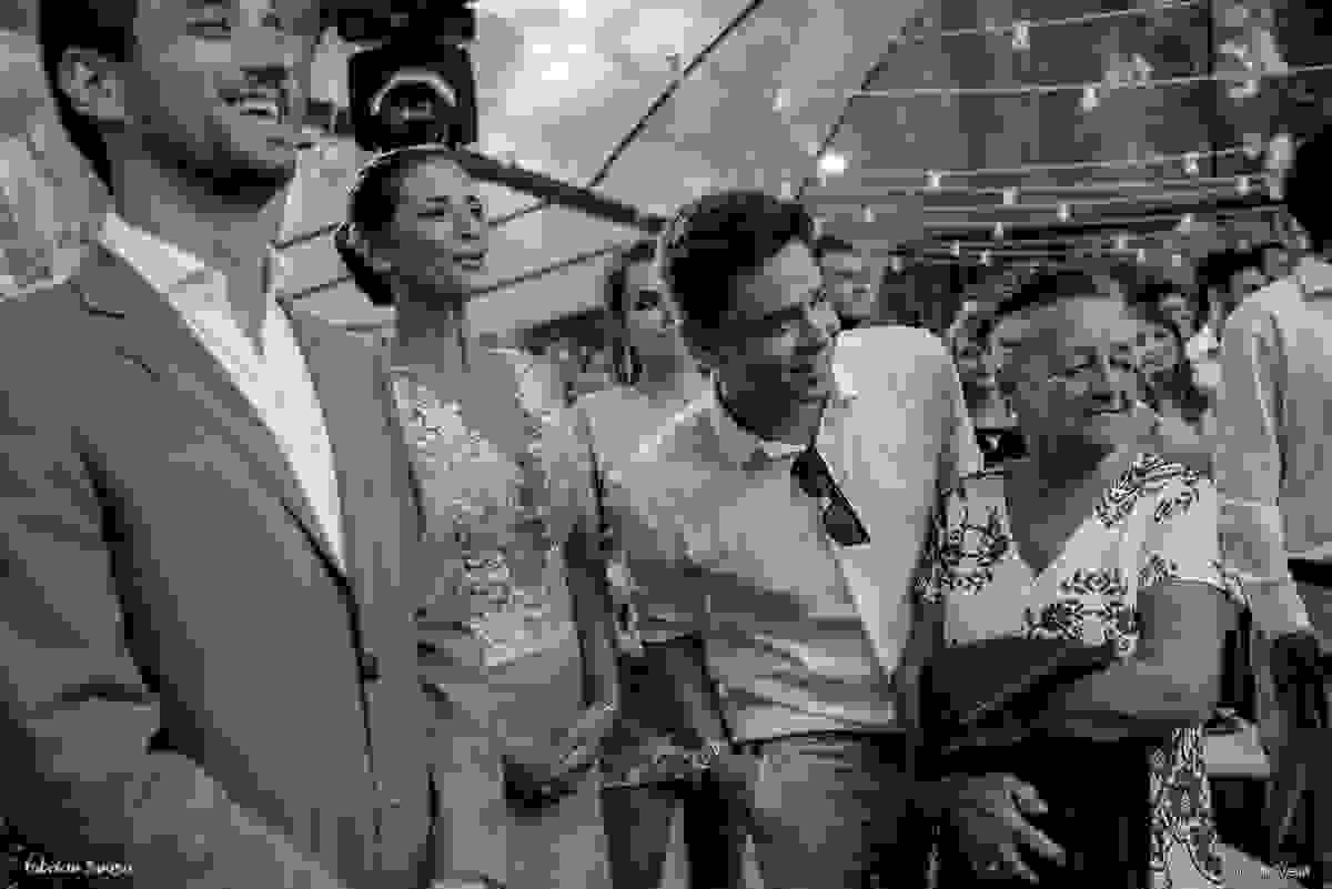 todos querem ver a noiva entrando