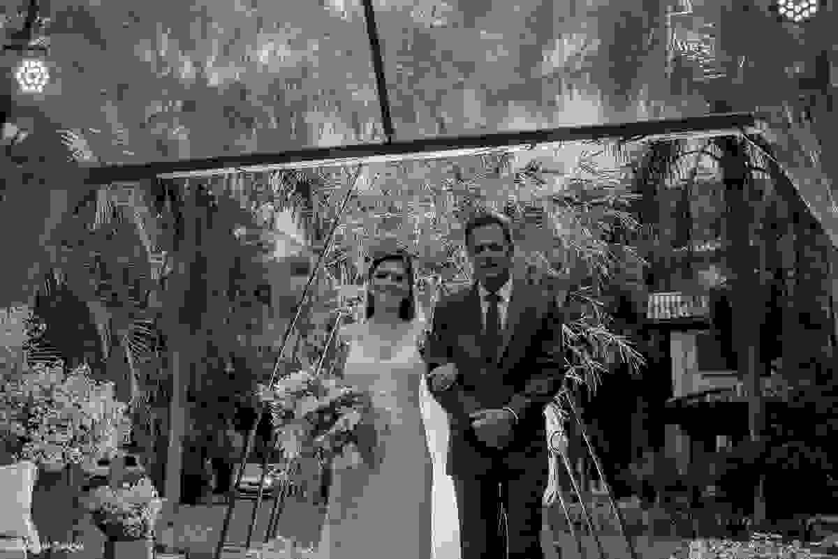noiva e seu pai prestes a entrar no casamento em casa no Canto da Lagoa em Florianópolis