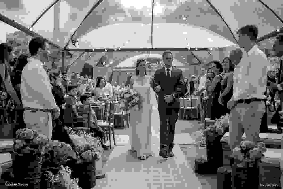 noiva Mariana Dall'Orto Rodrigues e seu pai fazem entrada triunfal no cortejo de casamento