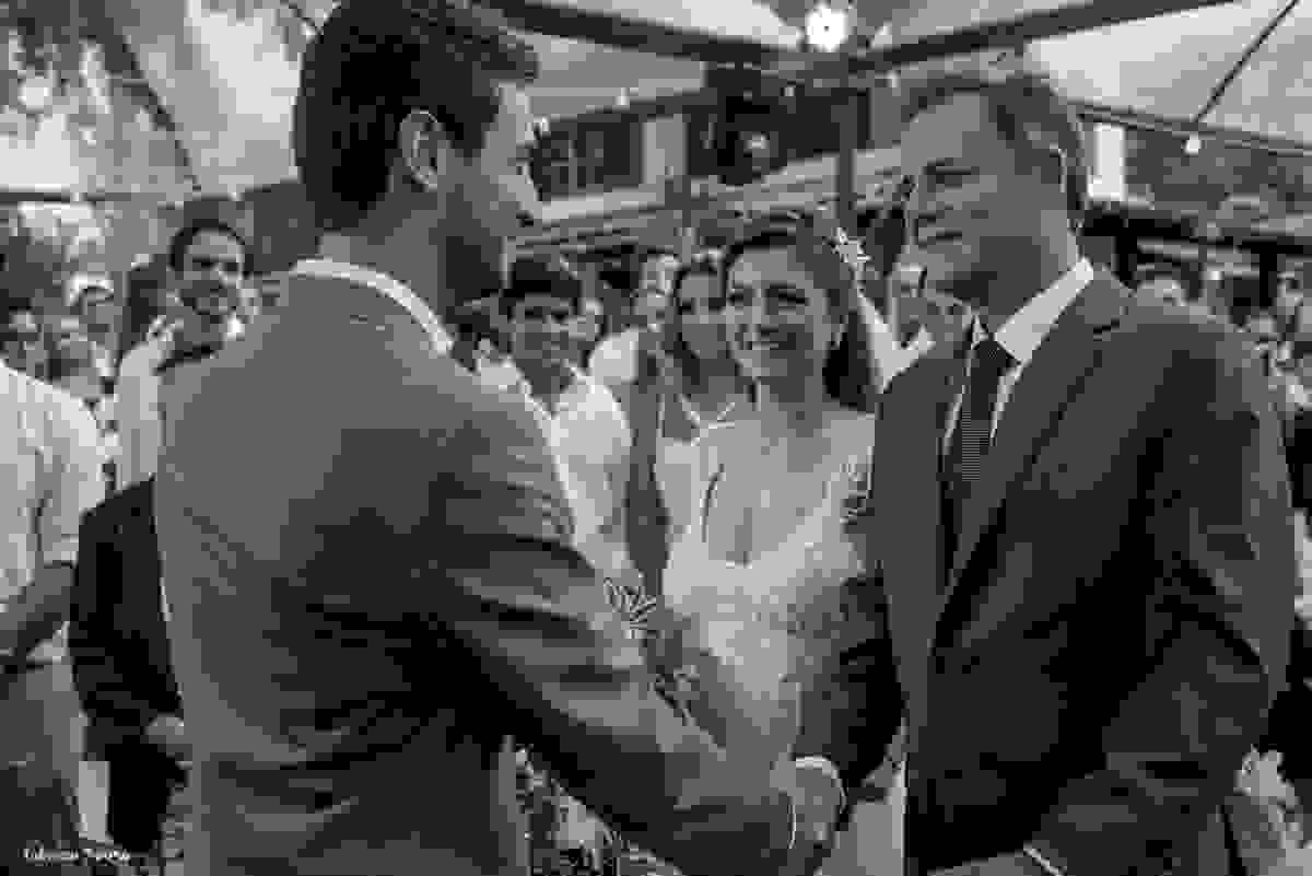 noivo cumprimenta pai da noiva no altar