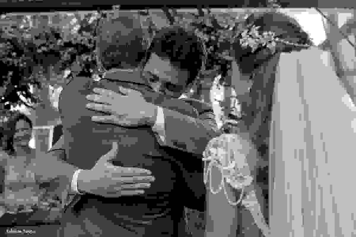 noivo abraça apertado pai da noiva no altar