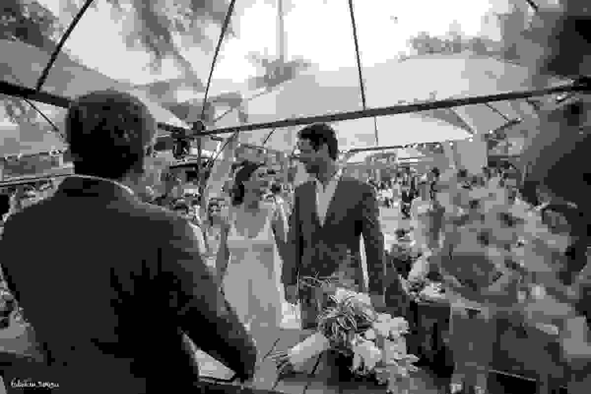 primeira troca de olhares do casal durante o casamento - decoração tropical eventos itajai