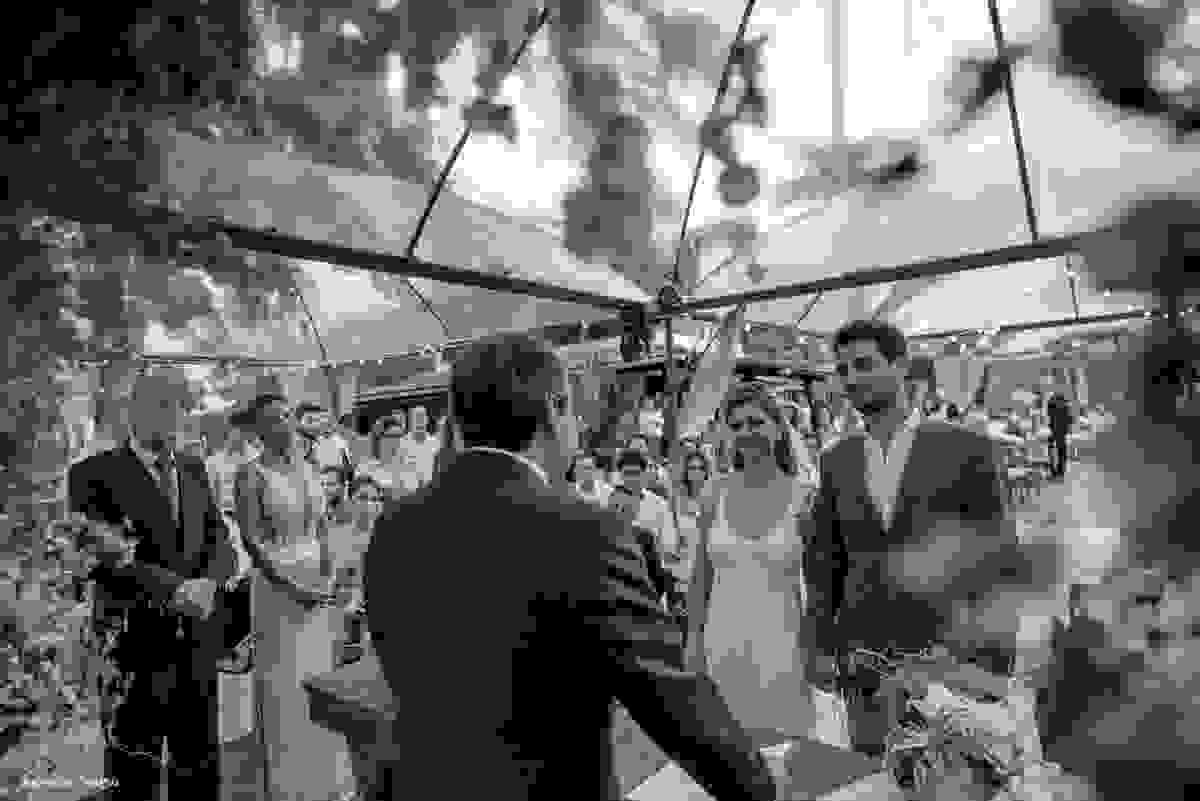 celebrante Jeferson inicia a cerimonia de casamento na casa da familia Rodrigues no Canto da Lagoa da Conceição