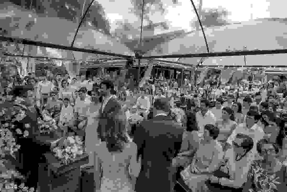 Panorama geral da celebração de casamento que aconteceu em casa com Cristal Tendas transparentes