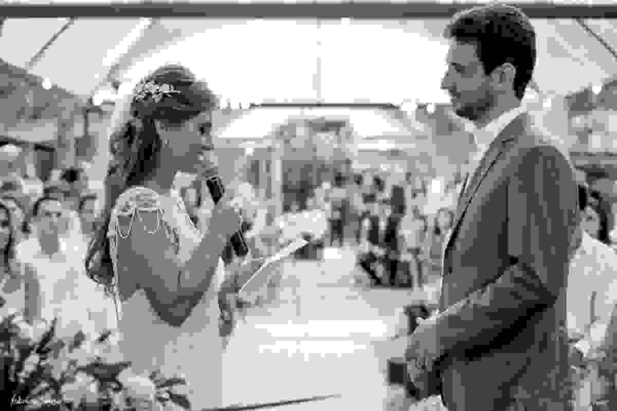 noiva declara seus votos em cerimonia emocionante em casa - casamento de dia em Floripa