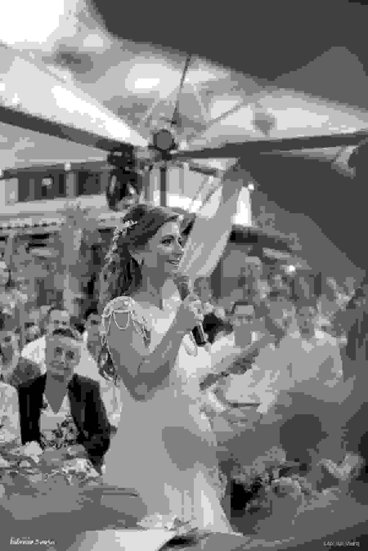 noiva sorri e faz juras de amor durante cerimonia de casamento em casa