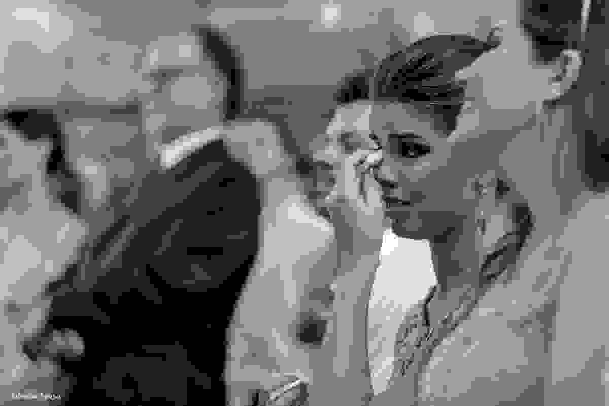 madrinha emocionada com lágrimas escorrendo durante os votos da cerimonia