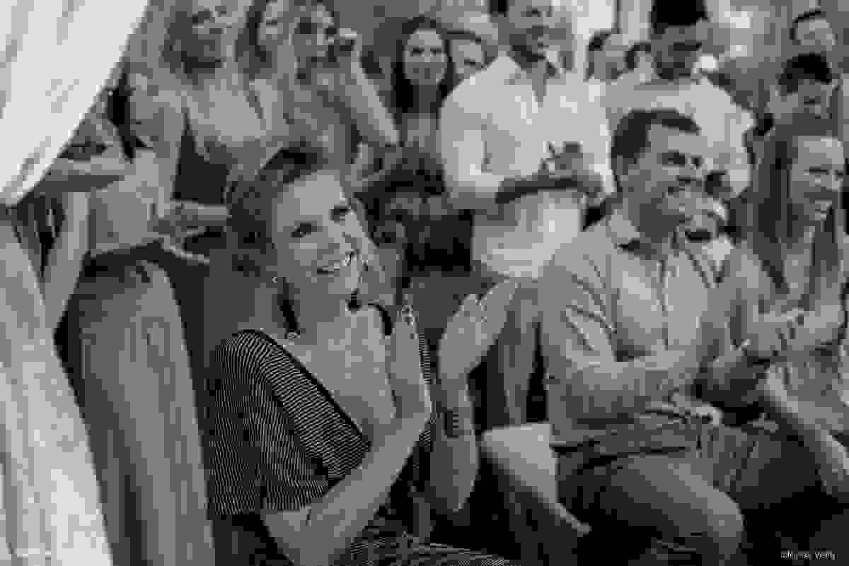 convidados aplaudem bastante durante votos da cerimonia de casamento