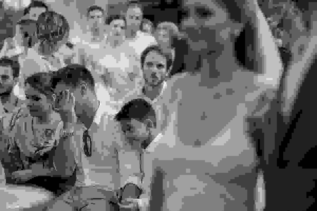 irmão do noivo e pajem emocionados durante celebração da cerimonia de casamento