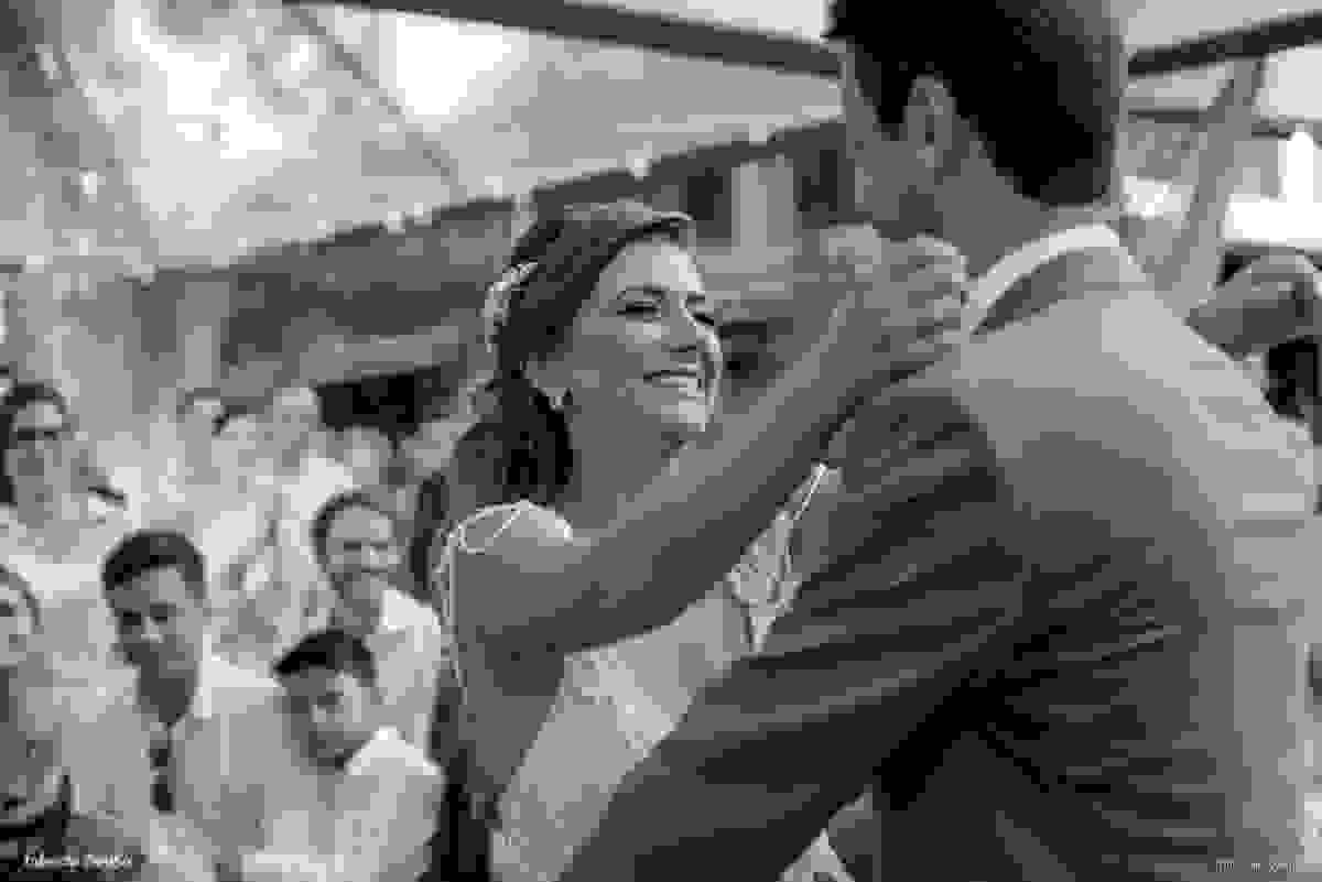 noiva sorridente prestes a beijar o noivo
