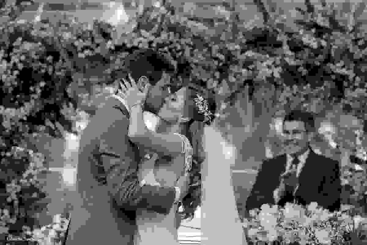 beijo do casal com aplaudo do celebrante - linda decoração tropical eventos