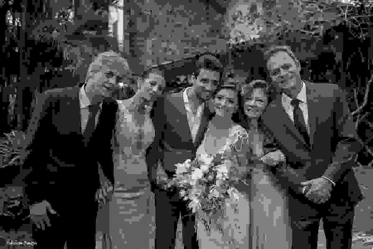 clássico retrato dos noivos com seus pais em casamento super emocionante