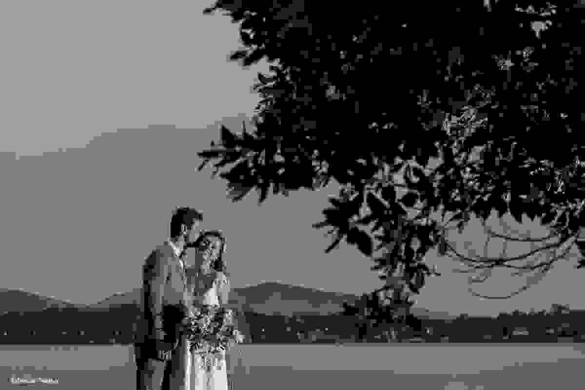 retrato preto e branco dos noivos recem-casados na lagoa da conceição em Florianopolis