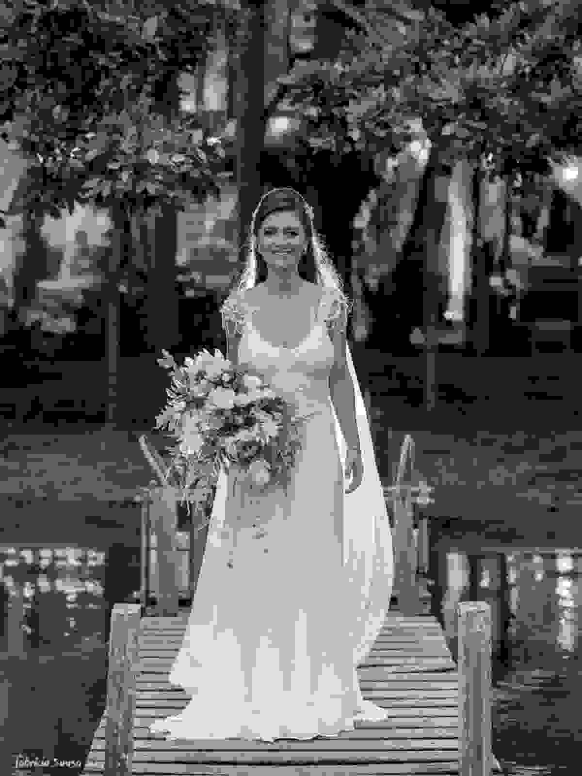 belo retrato da noiva Mariana Dall'Orto Rodrigues em frente à sua festa - vestido Atelieria e acessórios Giseli Donca - Floripa
