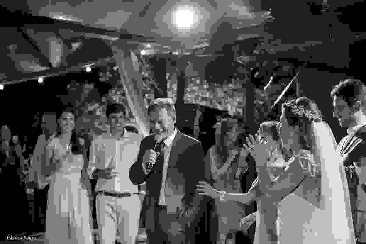 discurso do pai da noiva empolga a todos no começo da festa de casamento