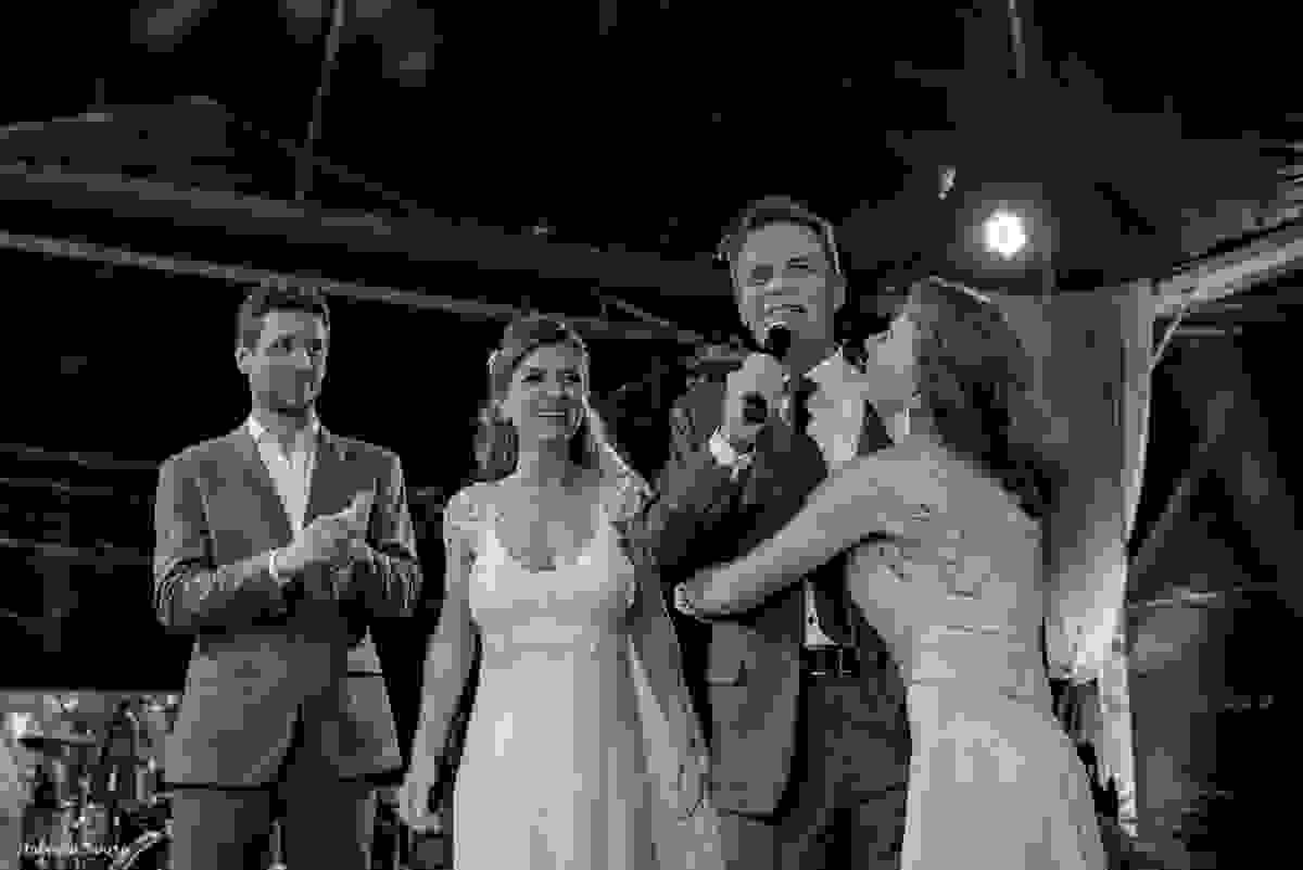 pai da noiva Luciano homenageia a anfitriã e sua esposa Veronica Rodrigues durante seu discurso no casamento da filha