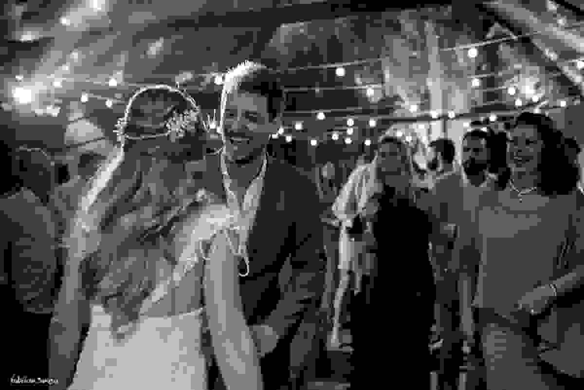 Bruno Negri dança sorridente em sua festa