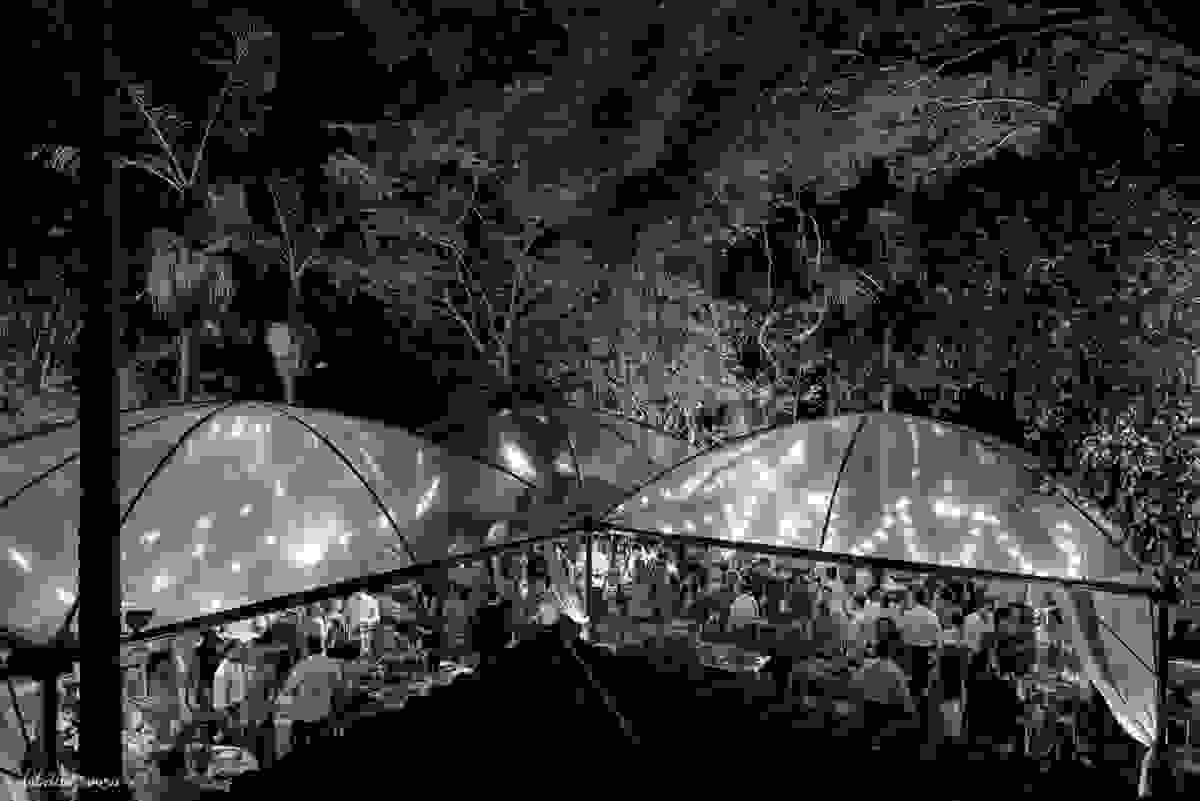 panorama geral da festa durante a noite na residencia da familia no canto da lagoa - Florianopolis - tendas Cristal - produção Guta Santos Conceito G