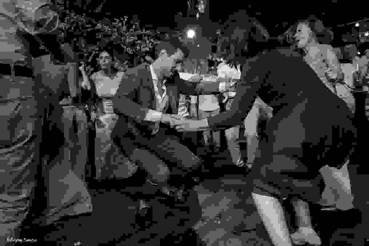 noivo quebrando tudo na pista com seus convidados durante casamento