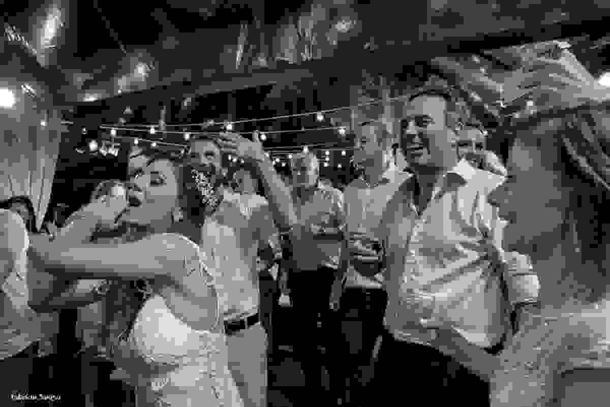 noiva super animada na pista de dança na festa