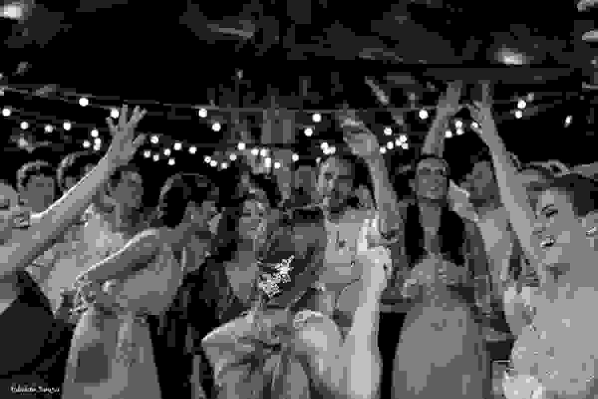 noiva se diverte com suas amigas e madrinhas durante festa de casamento em casa - lagoa da conceição Florianopolis - produção Guta Santos Conceito G