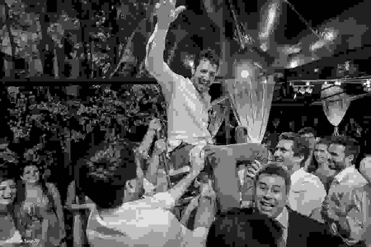 noivo é levantado na cadeira estilo casamento judeu durante a festa na Lagoa da Conceição - produção Guta Santos Conceito G - Tendas Cristal