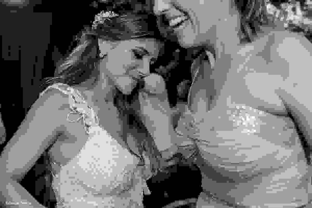 noiva se diverte com amiga durante festa de casamento em casa - lagoa da conceição Florianopolis - produção Guta Santos Conceito G