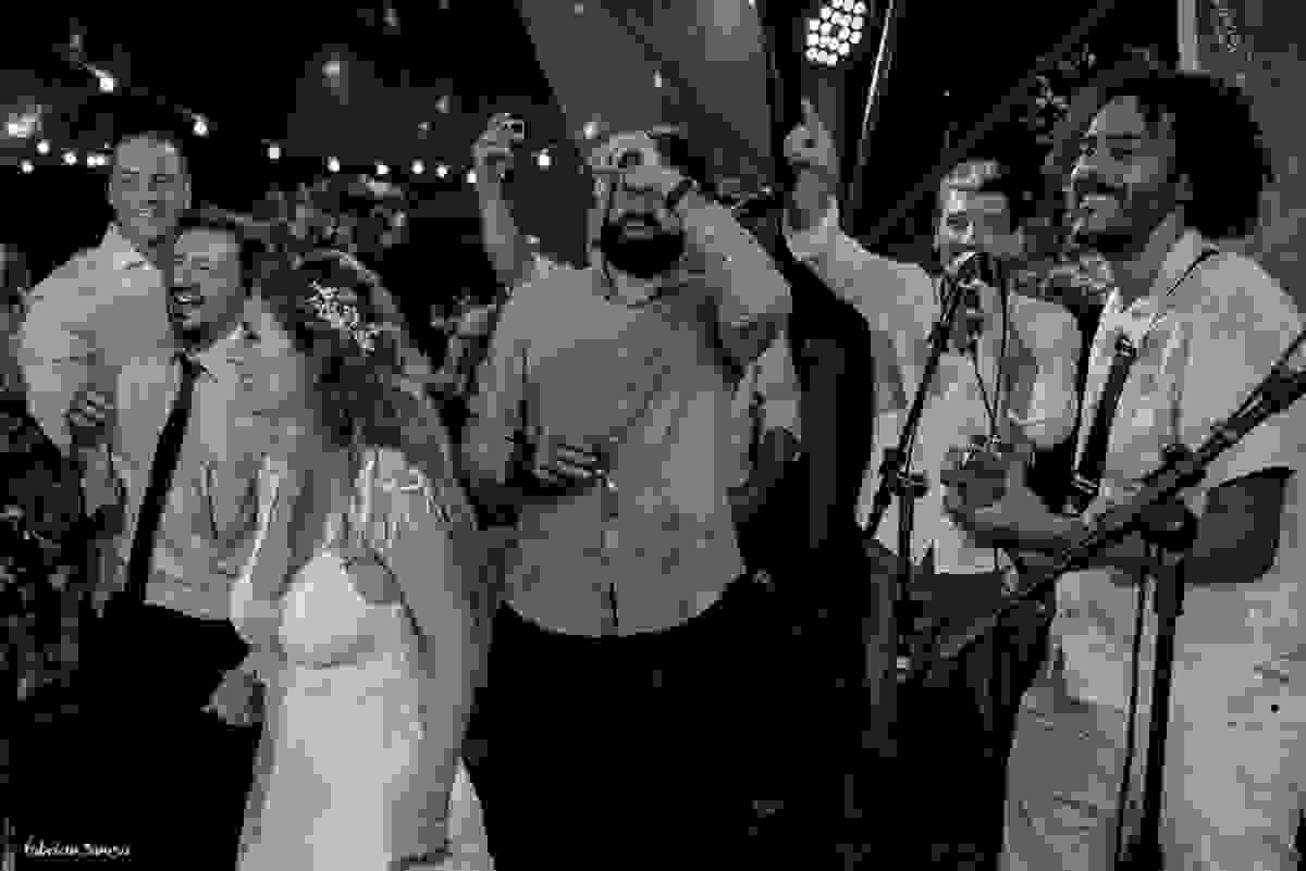 banda Bigode Groove anima e noivo canta junto durante a festa
