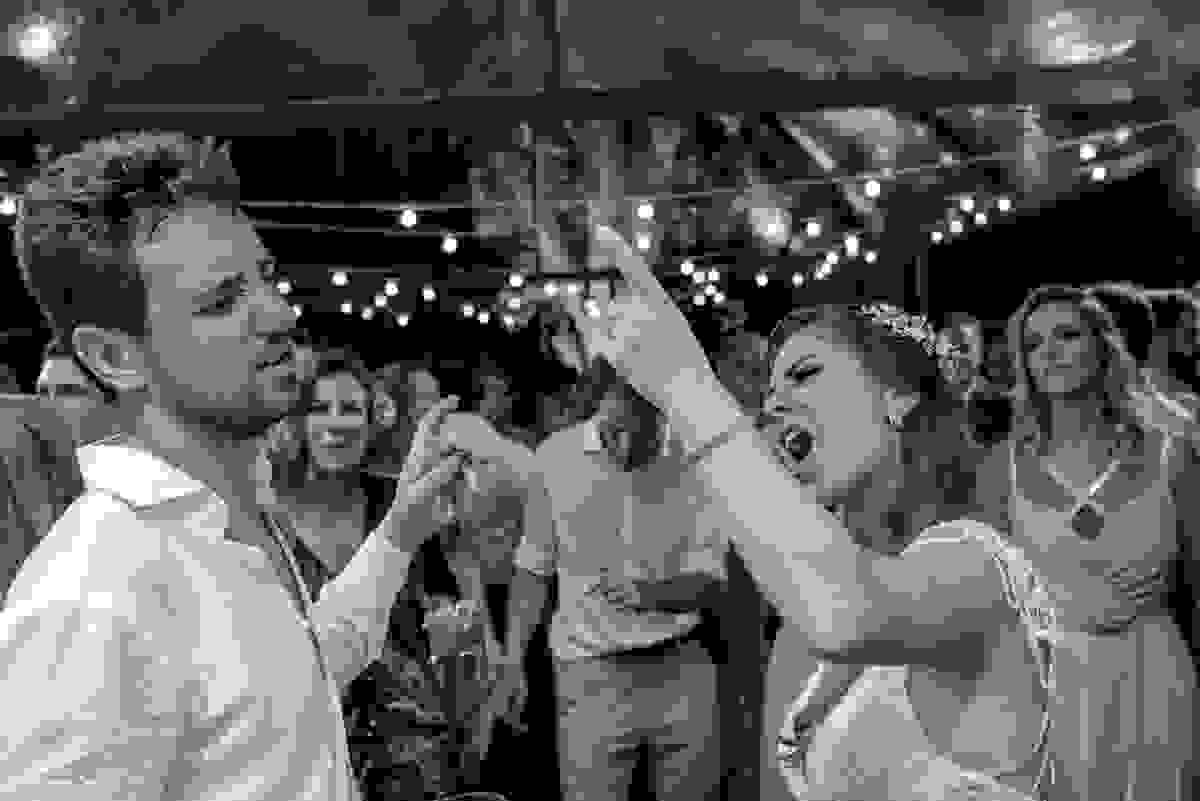 noivos super animados cantando e dançando na festa de casamento em casa no Canto da Lagoa da Conceição Floripa