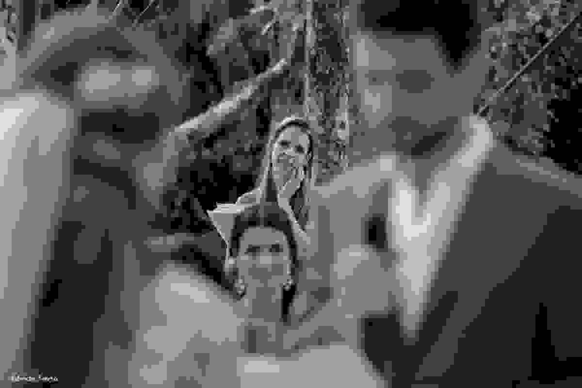cerimonialista e produtora Maria Augusta Guta Santos se emociona durante cerimonia de Mariana Rodrigues e Bruno Negri - casamento no canto da lagoa