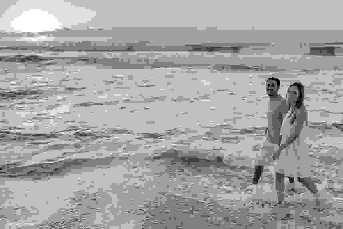 noivos caminhando na beira do mar do Campeche em Florianópolis