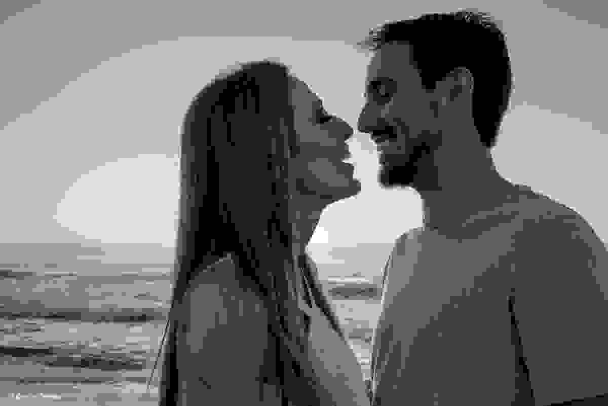silhueta do casal quase se beijando na praia do campeche - noiva de branco