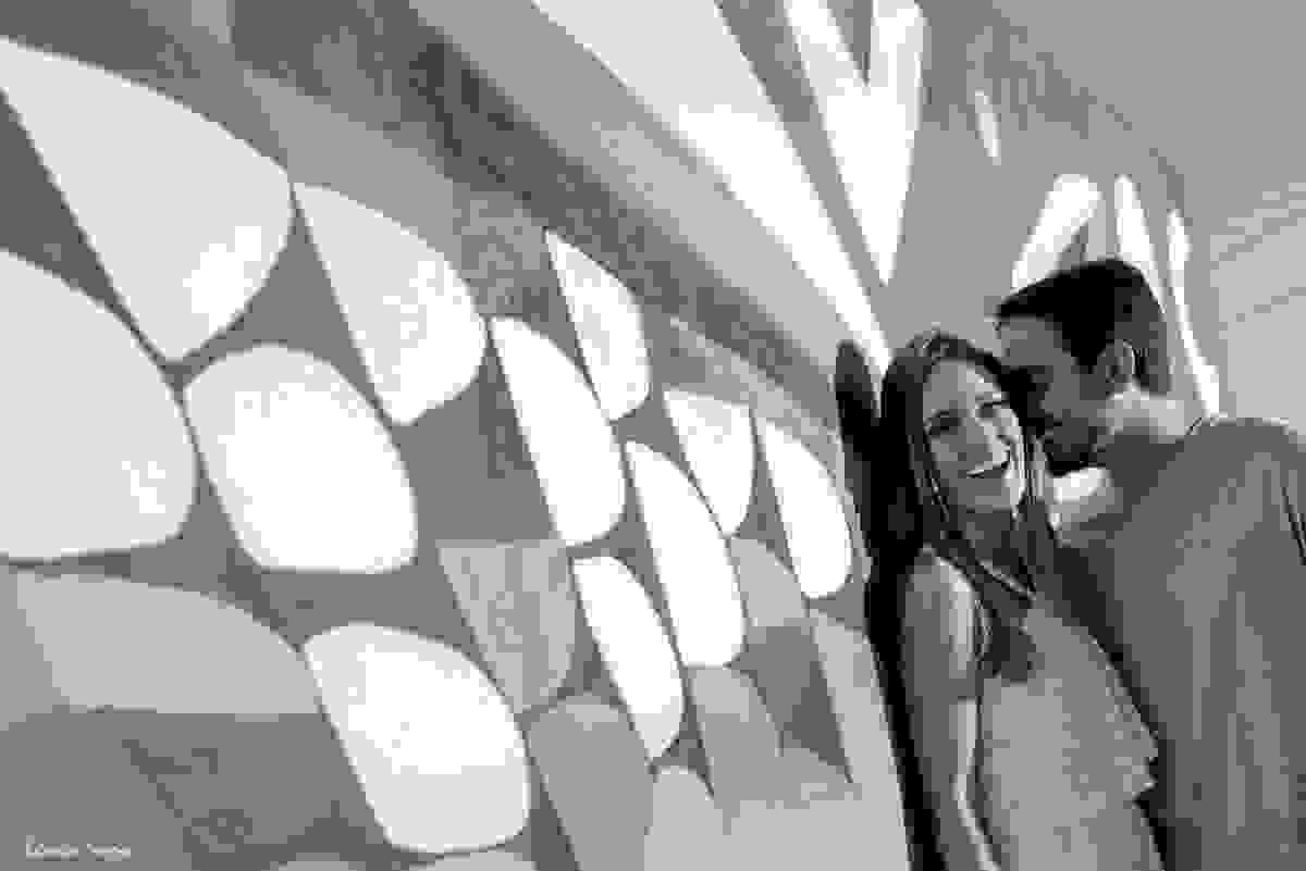 foto do casal de noivos no muro grafitado no campeche