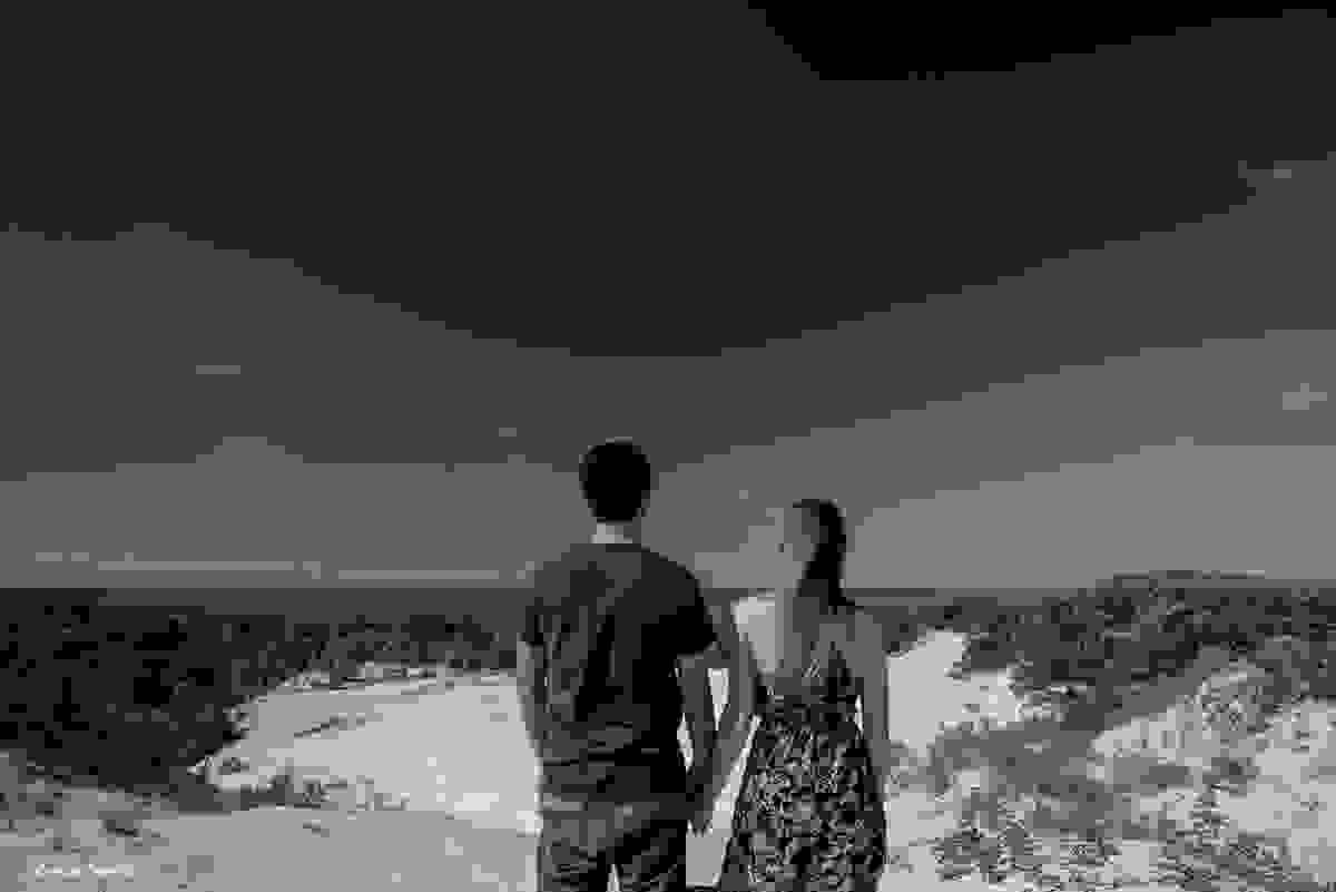 casal de mãos dadas apreciando a vista da praia do Moçambique Costão das Aranhas Floripa
