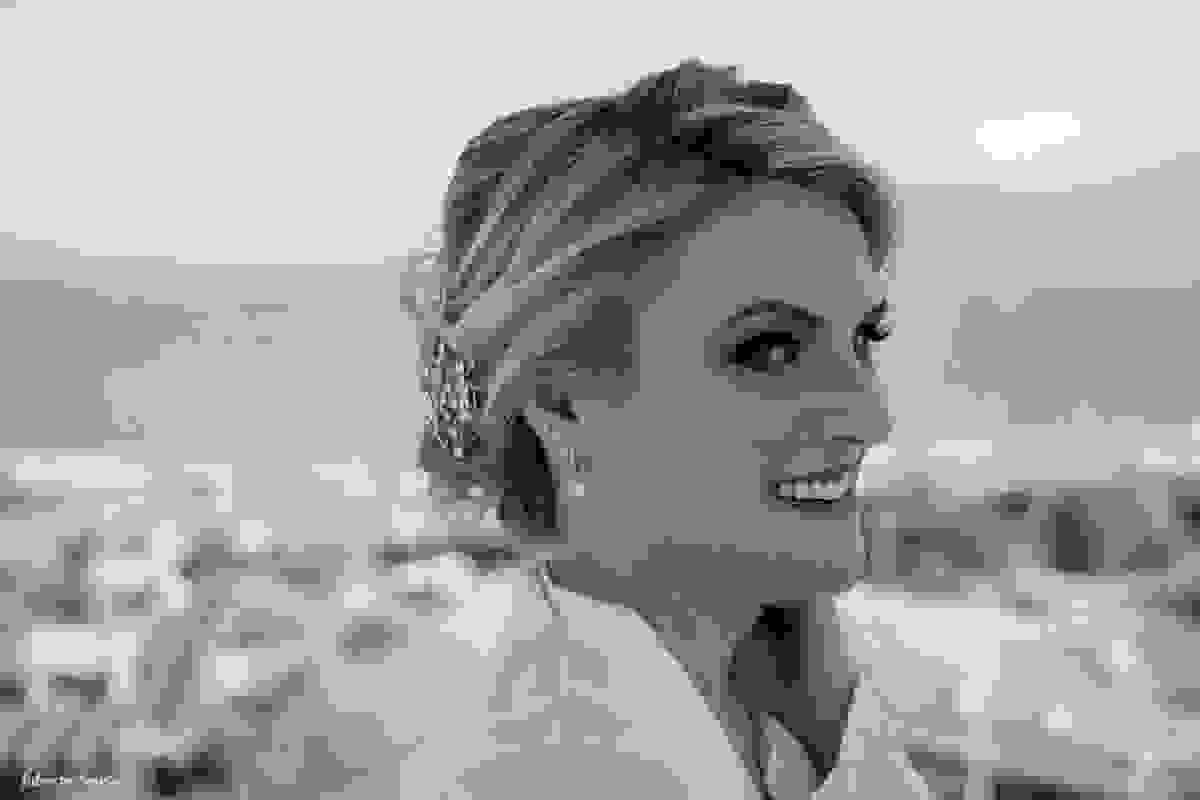 últimos retratos de solteira da noiva Scheyla Kuester na suíte do hotel em Floripa