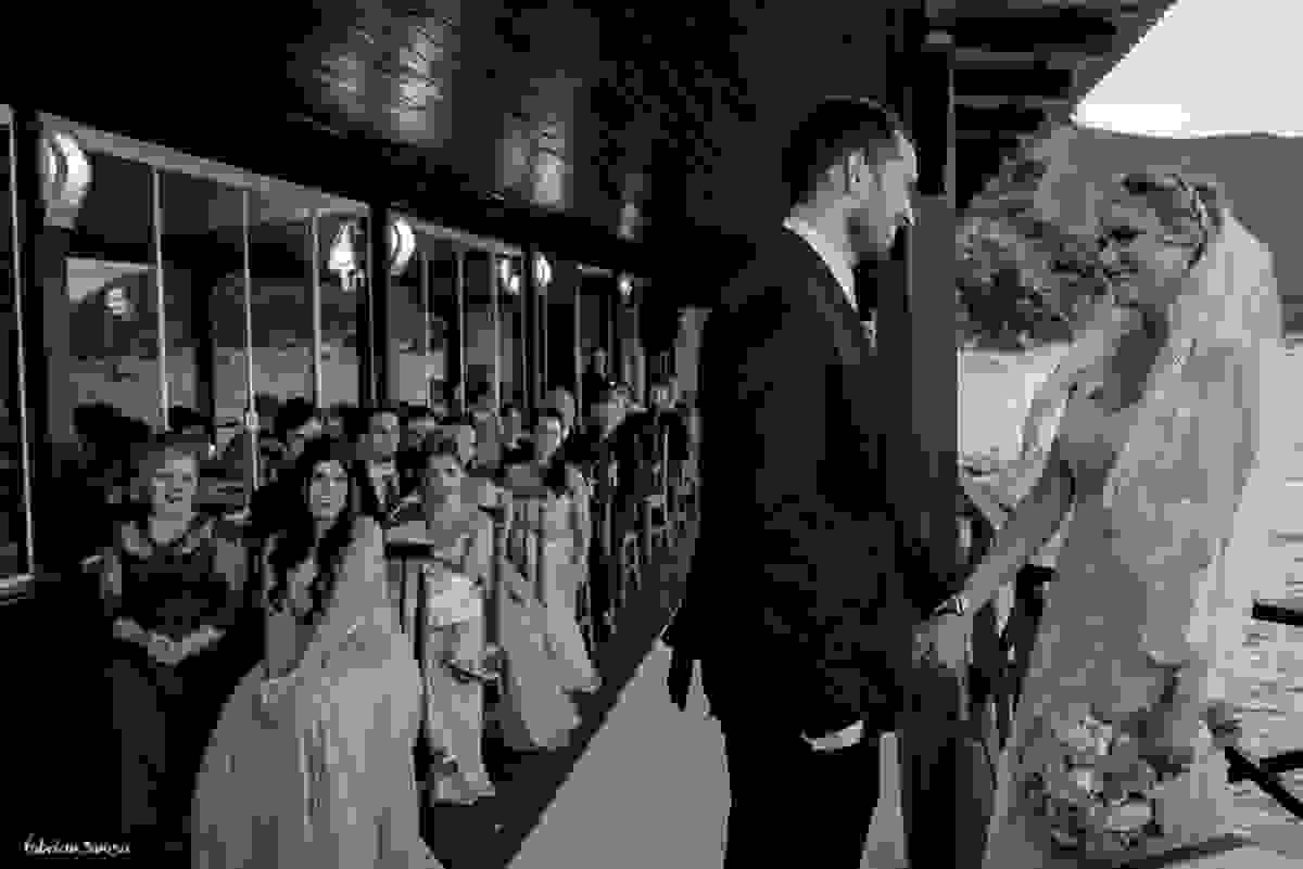 troca de olhares momentos antes do beijo de casados no deck do restaurante Bate Ponto em Santo Antonio de Lisboa Florianópolis