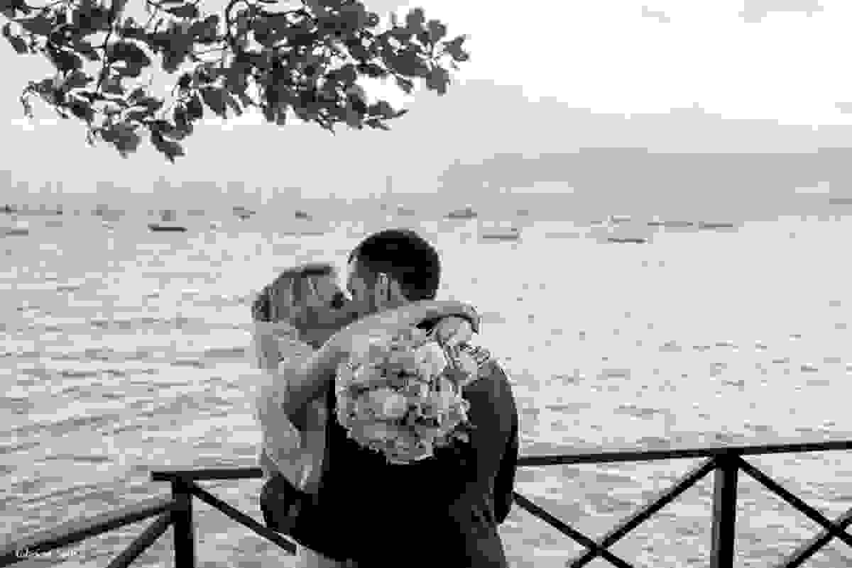 o beijo de casados com o mar de Floripa de fundo