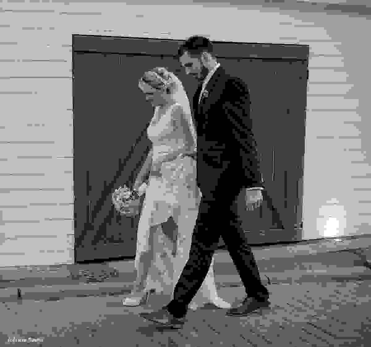 noivos caminhando no ensaio do casal após o casamento em Santo Antonio de Lisboa Floripa