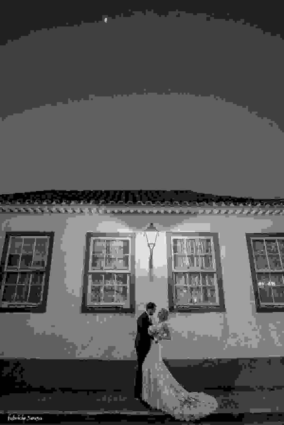 retrato em frente ao casario açoriano no ensaio do casal após o casamento em Santo Antonio de Lisboa Floripa