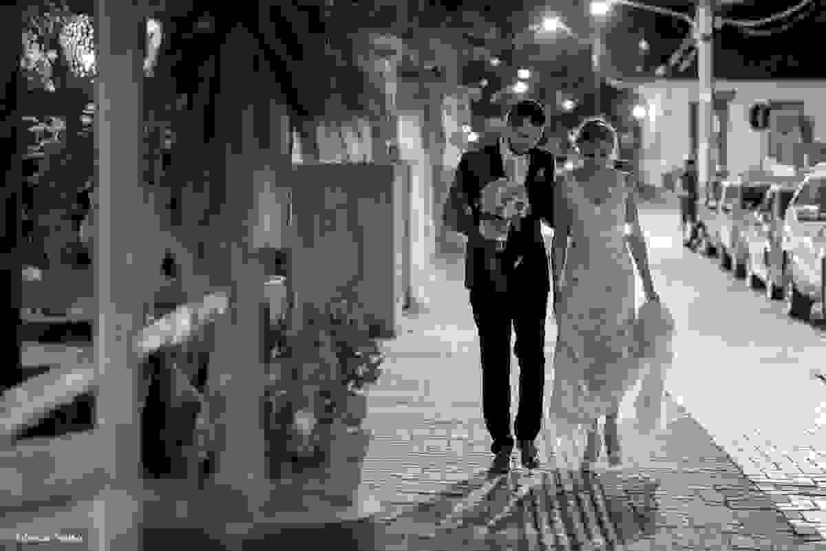caminhando para o ensaio do casal após o casamento em Santo Antonio de Lisboa Floripa