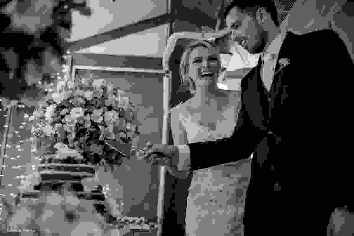 o corto do bolo Guinle em mini wedding no restaurante Bate Ponto