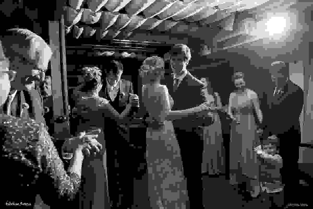 primeira dança - noivos dançam com padrinhos, família e amigos