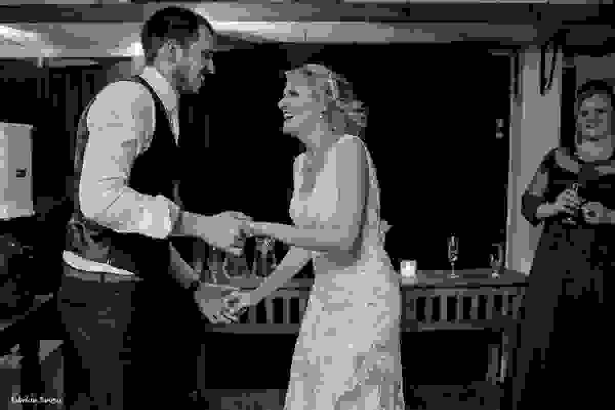 noivos dançando juntos em seu casamento em Florianópolis