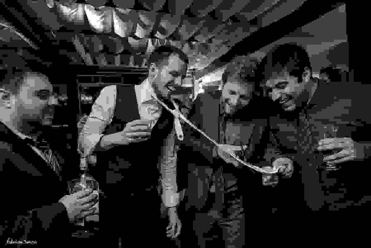 o corte da gravata do noivo na festa de casamento no mini wedding do restaurante Bate Ponto Santo Antonio de Lisboa Floripa