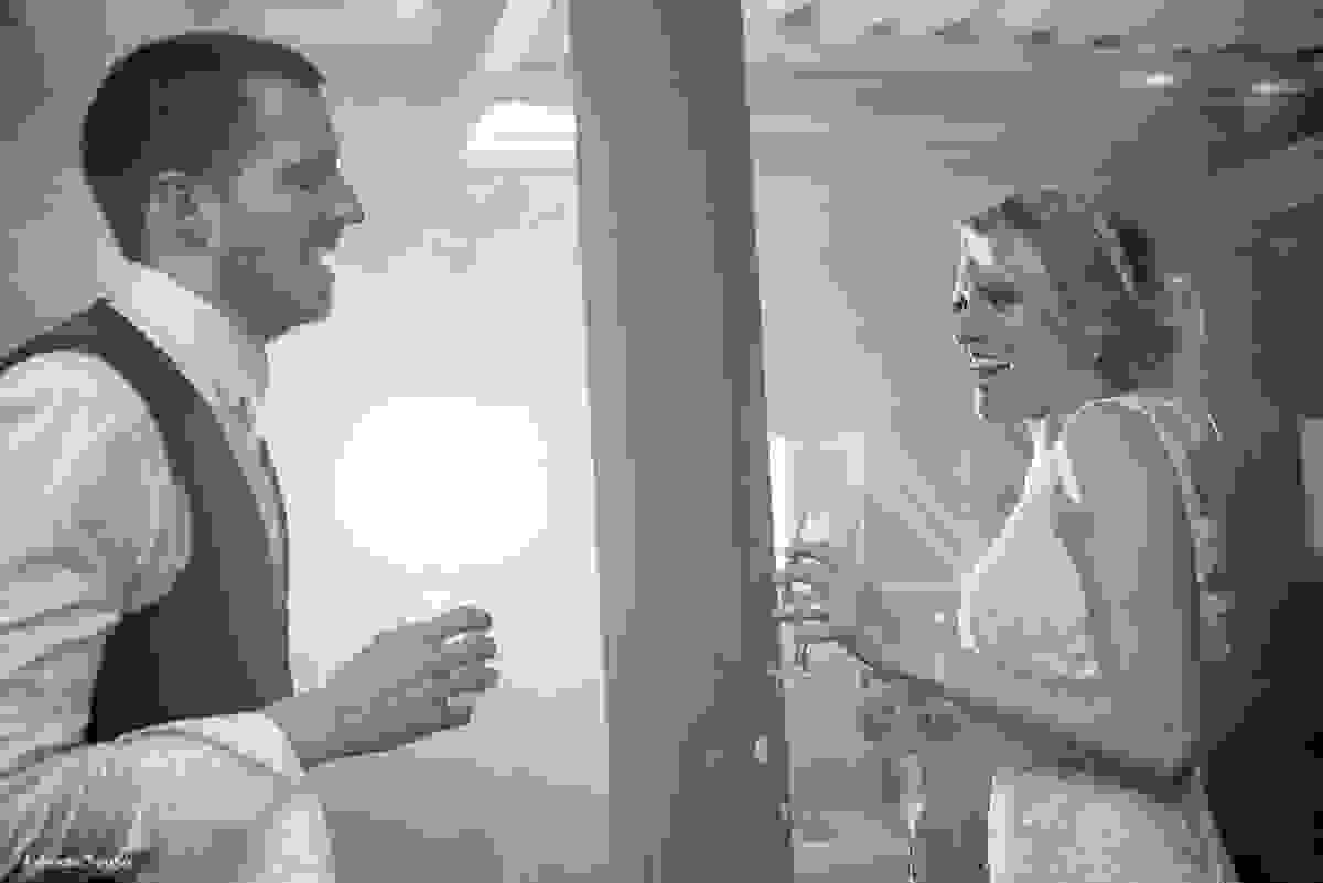 noivos bebendo e se divertindo na festa de casamento