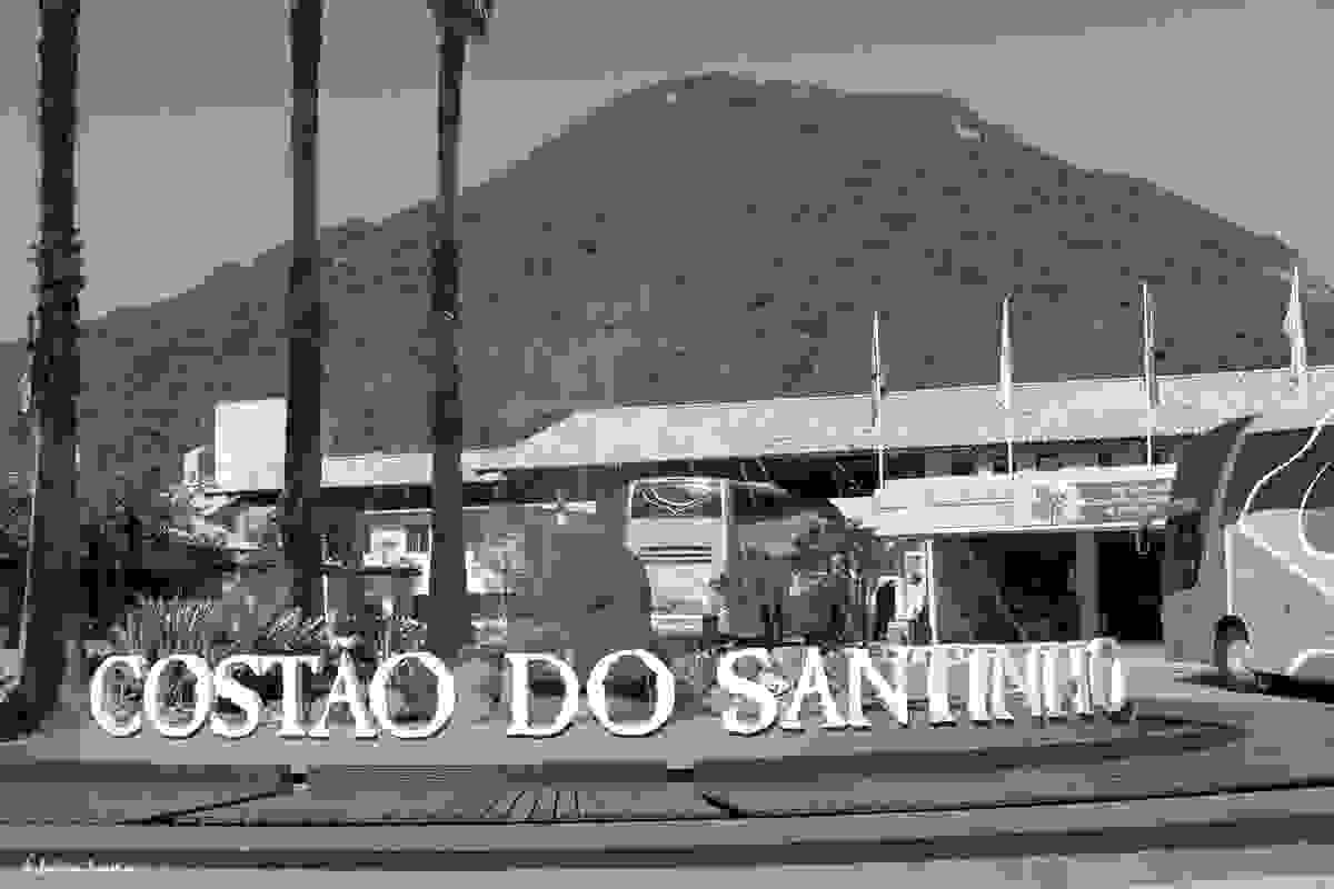 onibus de turismo chegando ao resort costao do santinho em Floripa
