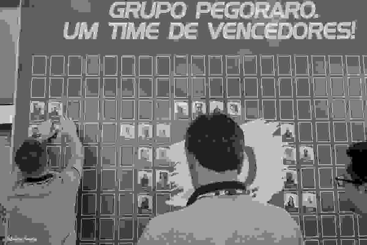 funcionários colando adesivos no mural da empresa
