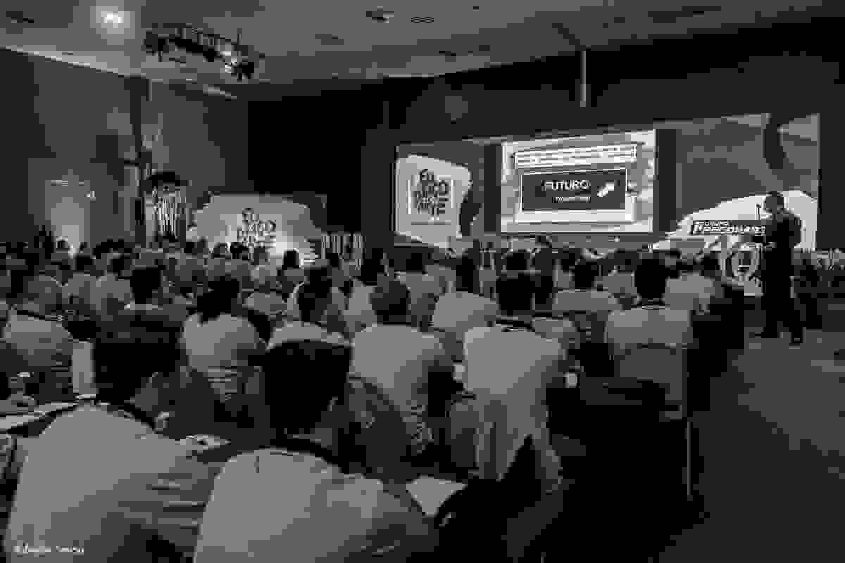 palestra Eduardo Marostica na convenção de Líderes do Grupo Pegoraro - 40 anos da empresa no resort Costão do Santinho
