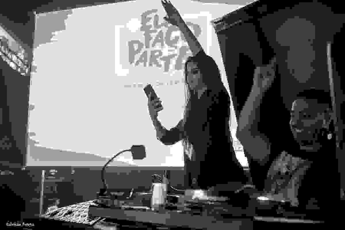 Geórgia Pegoraro curtindo com DJ na festa de 40 anos da empresa Deycon Pegoraro