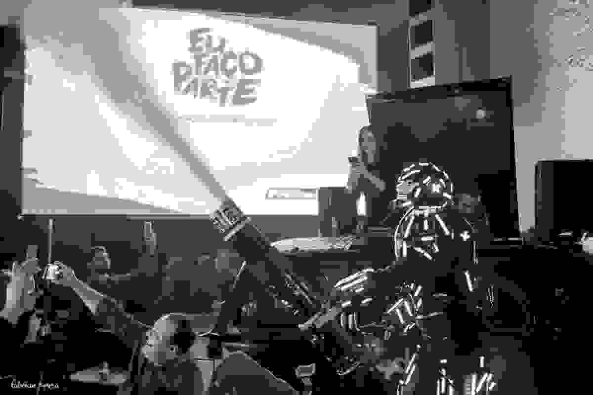 Geórgia Pegoraro curtindo com DJ na festa de 40 anos da empresa Deycon Pegoraro - robô da red bull